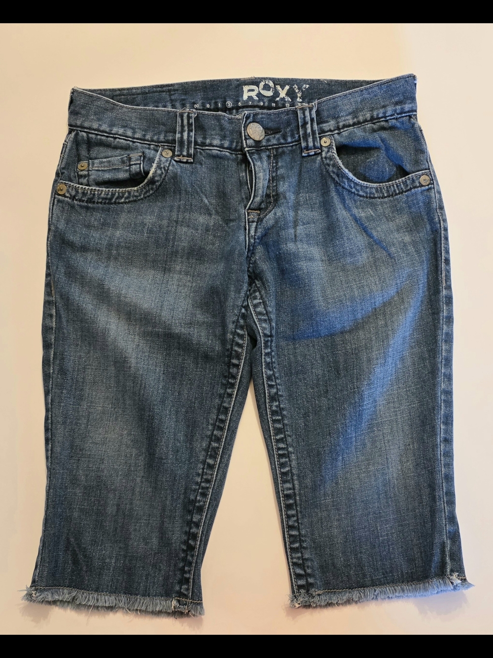 Roxy Lowrise Denim Capri Junior's Sz 3 Y2K Fringe Hem Medium Wash Blue EUC